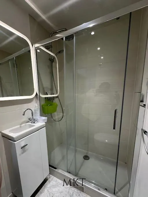 Tour Eiffel Two-Bathroom Two-Bedroom Loggia Spacious Quiet Brand-New Apartment Paryż 0*,  Francja