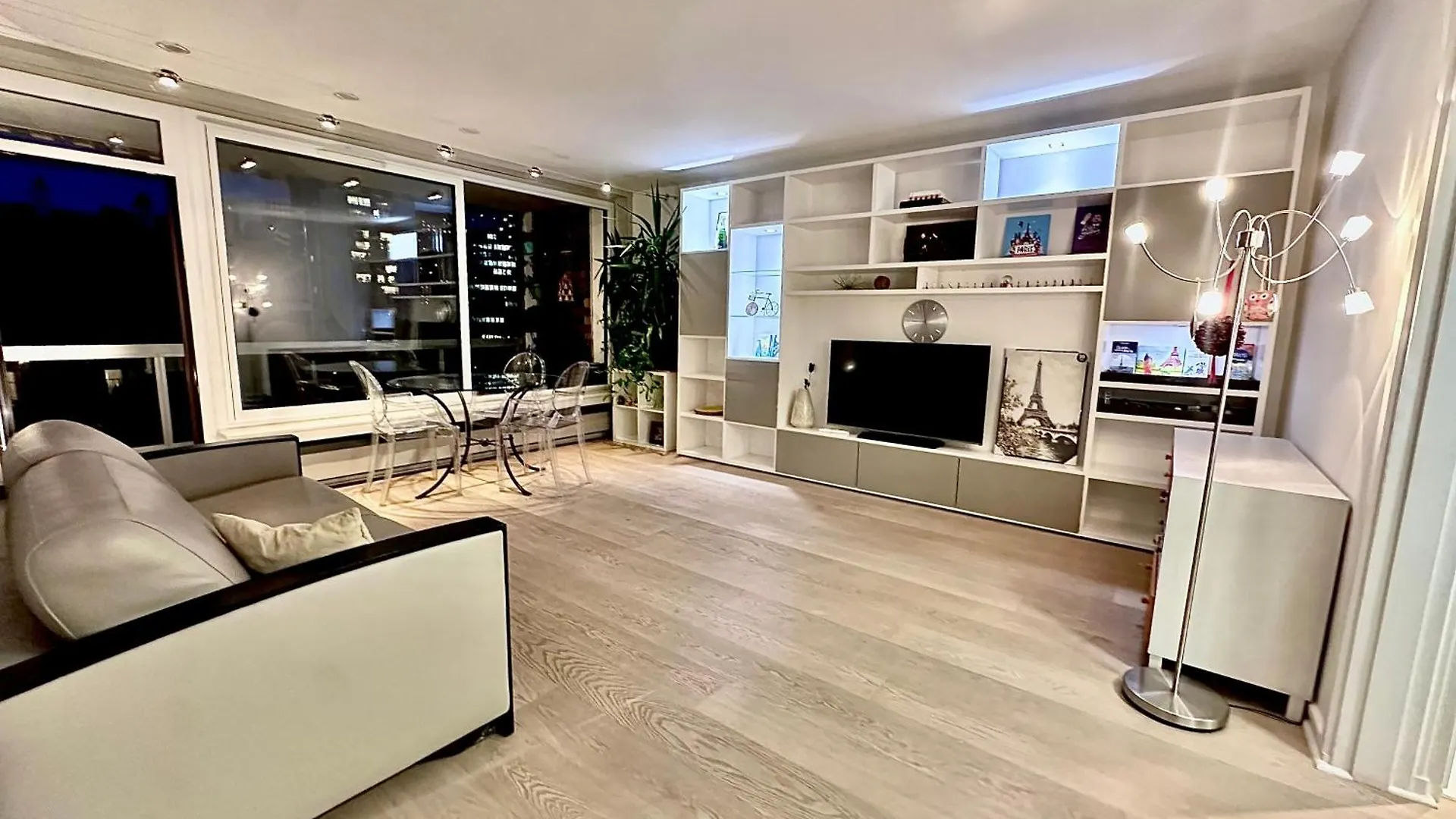 Tour Eiffel Two-Bathroom Two-Bedroom Loggia Spacious Quiet Brand-New Apartment Париж