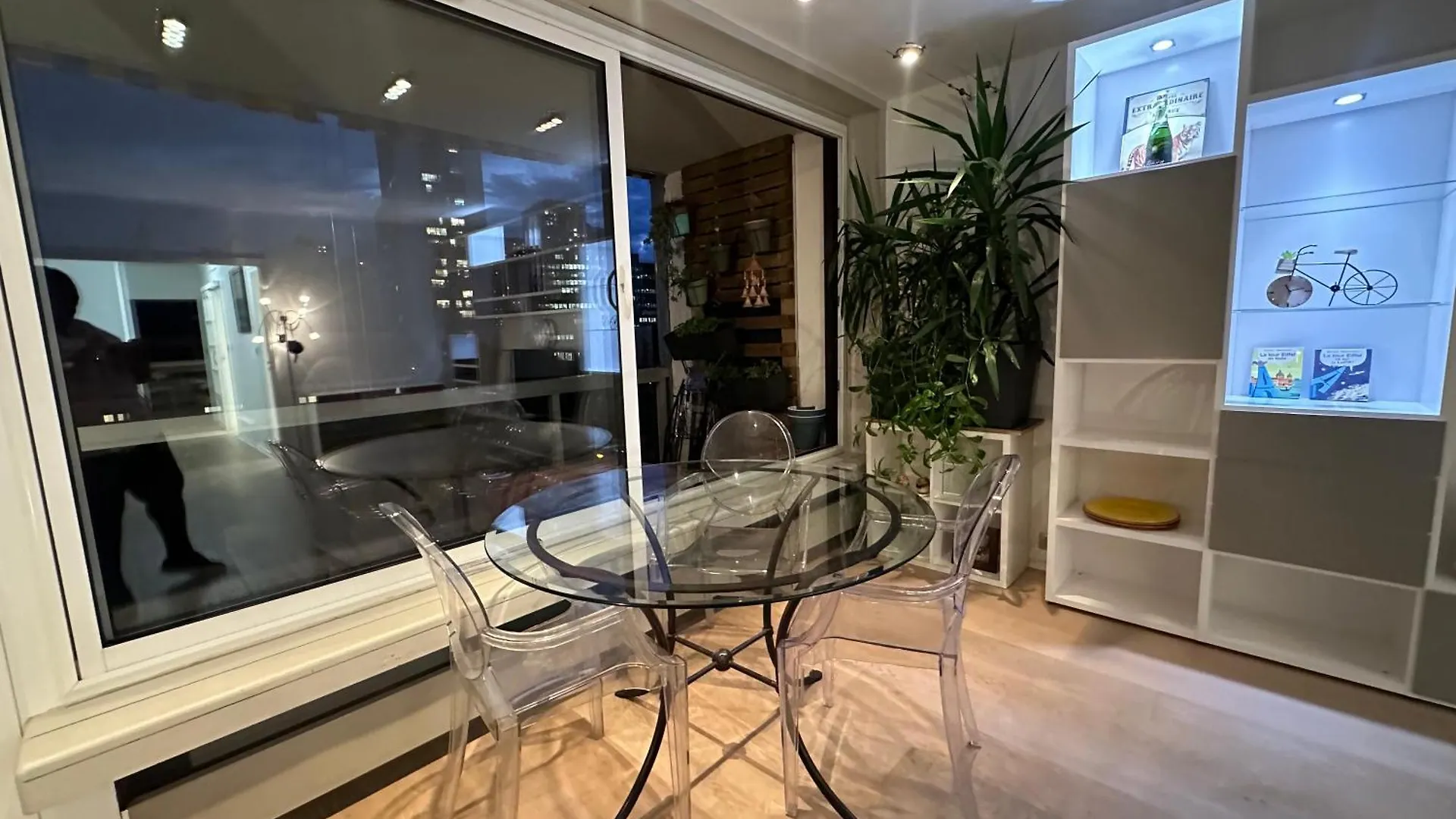 Tour Eiffel Two-Bathroom Two-Bedroom Loggia Spacious Quiet Brand-New Apartment Paryż