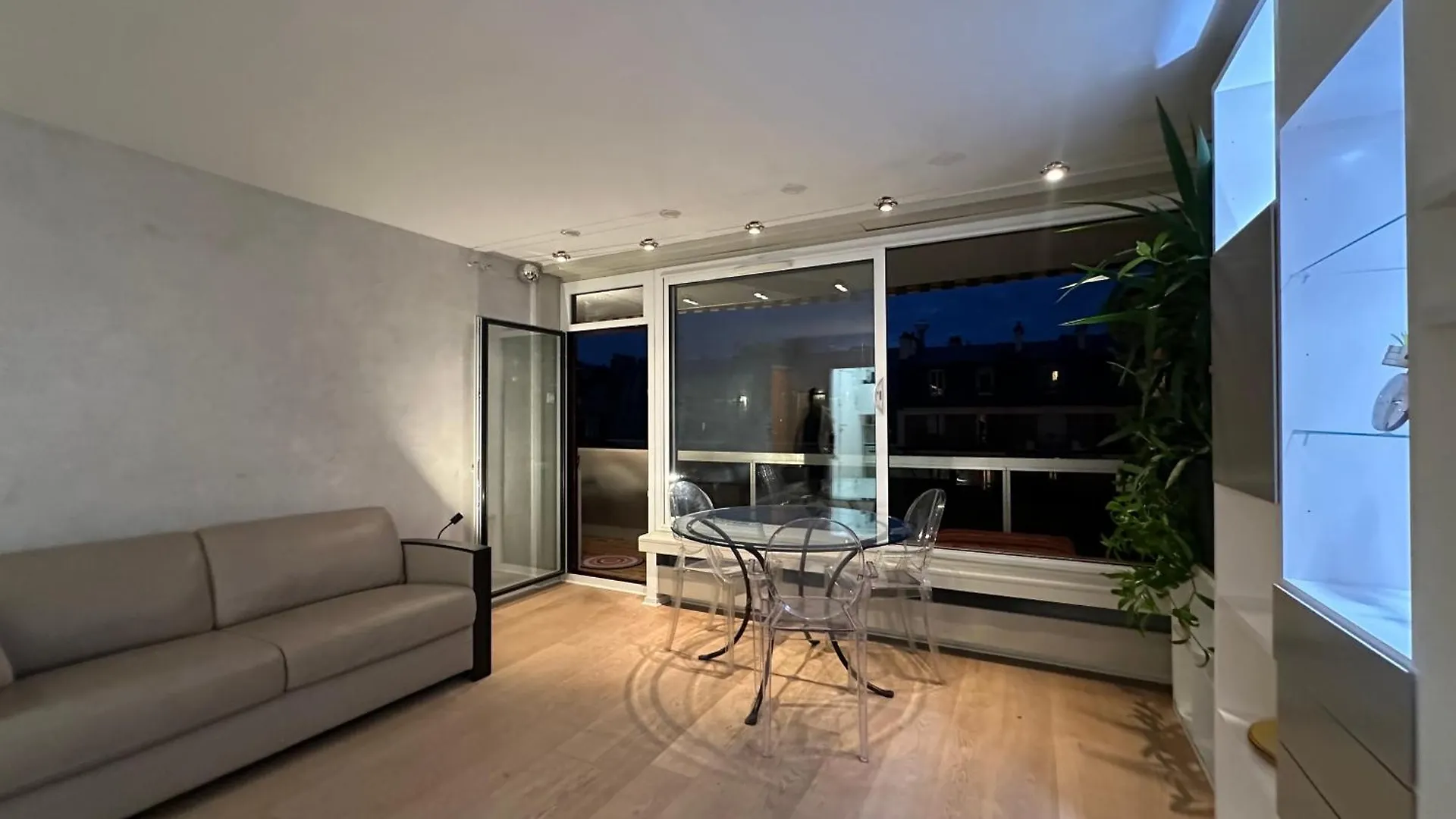 Tour Eiffel Two-Bathroom Two-Bedroom Loggia Spacious Quiet Brand-New Apartment Paryż 0*,